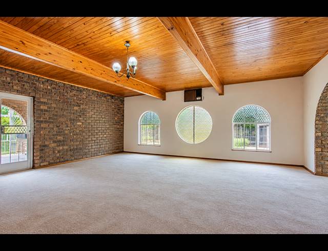 6 BEDROOM FREEHOLD FOR SALE IN ELOFFSDAL
